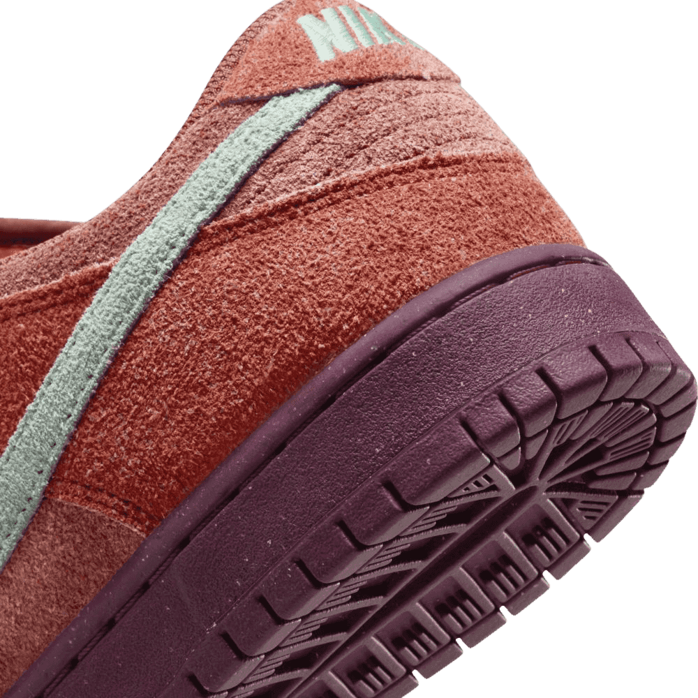 Nike SB Dunk Low Mystic Red